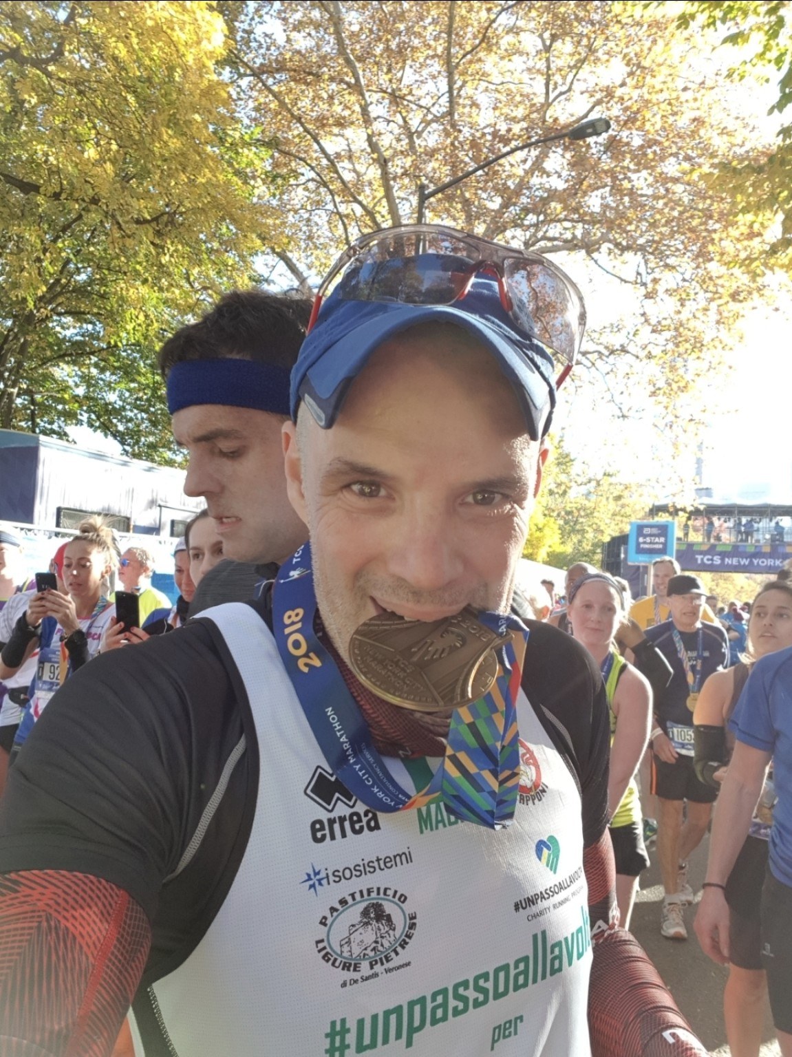 Maurizio Romeo con la medaglia alla TCS New York City Marathon 2018