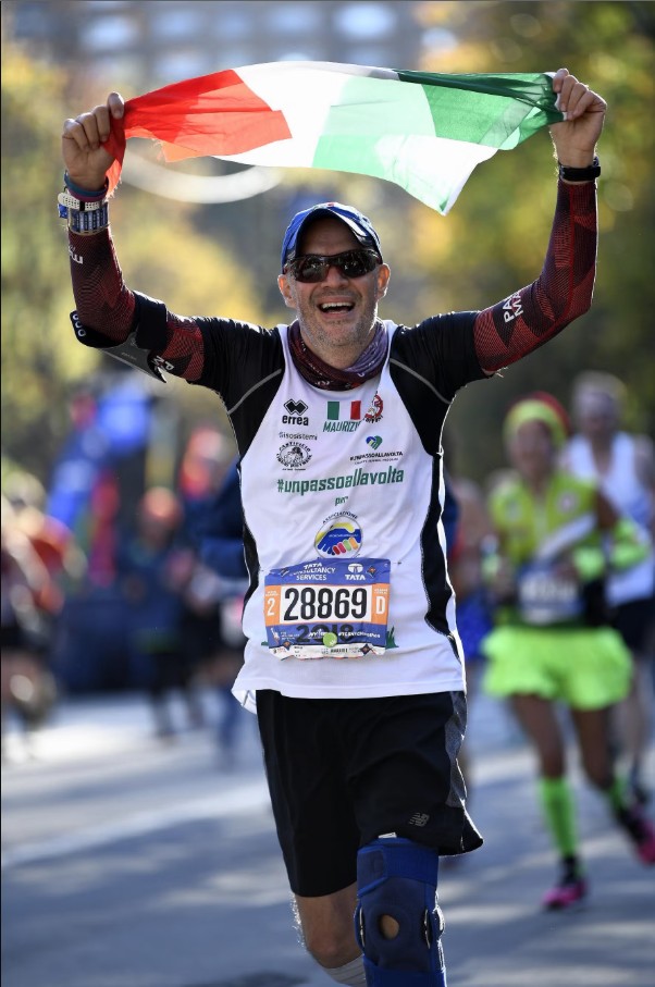 Maurizio Romeo con la bandiera italiana alla maratona di New York 2018