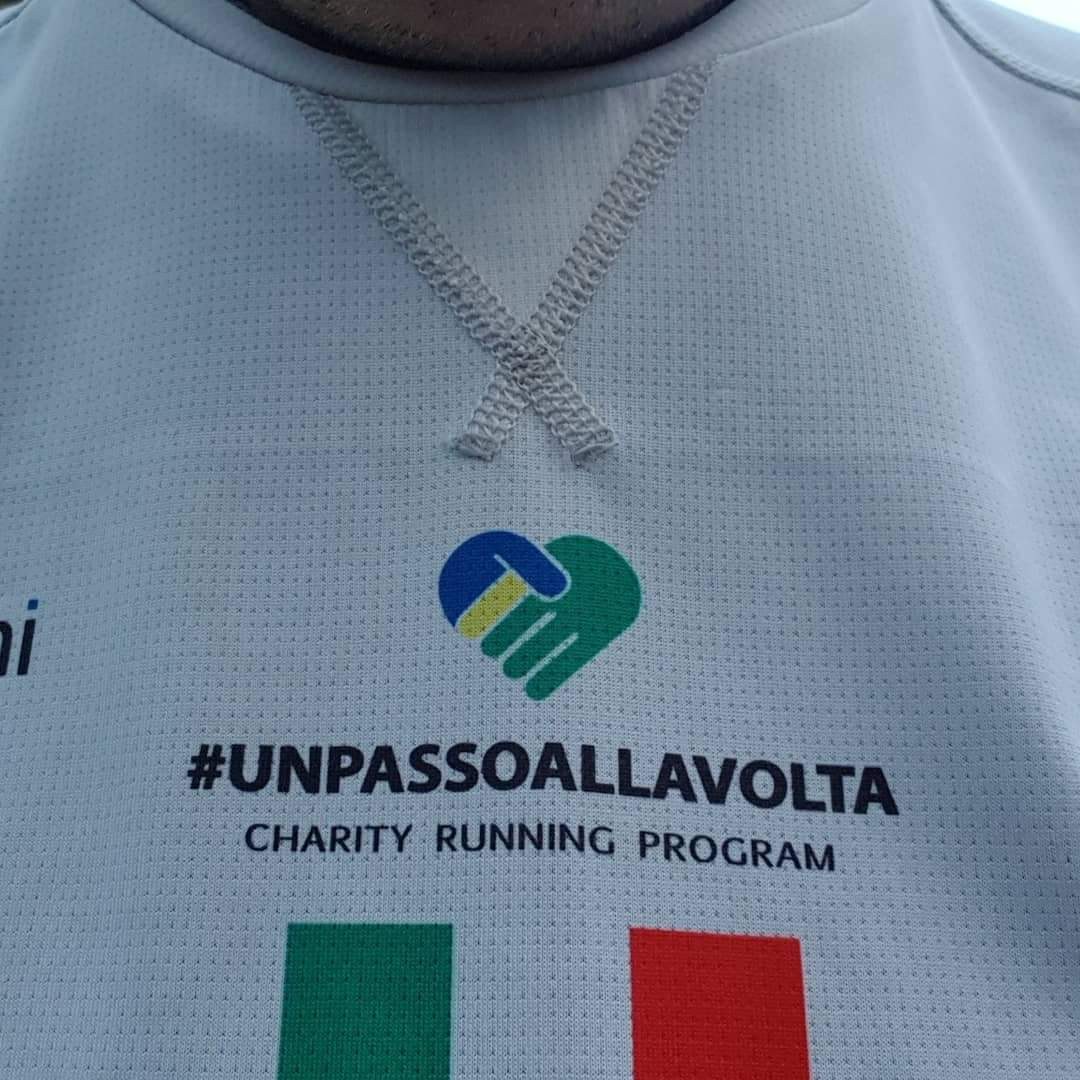 Logo e maglia del charity running program #unpassoallavolta